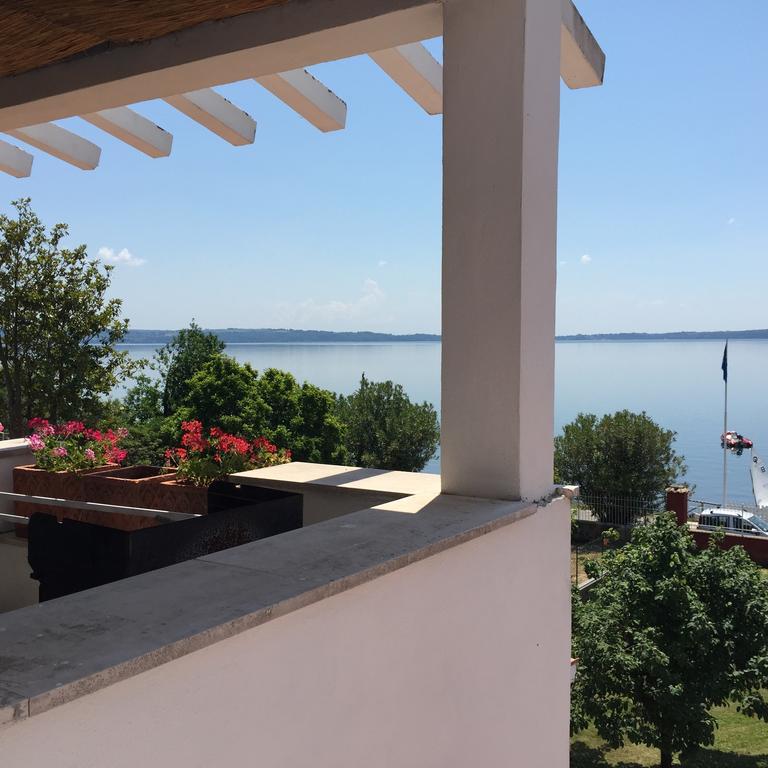 Verde Blu Lakefront Boutique Holiday Apartments Тревиньяно-Романо Номер фото
