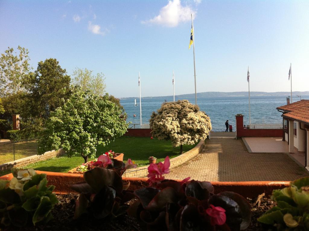 Verde Blu Lakefront Boutique Holiday Apartments Тревиньяно-Романо Номер фото